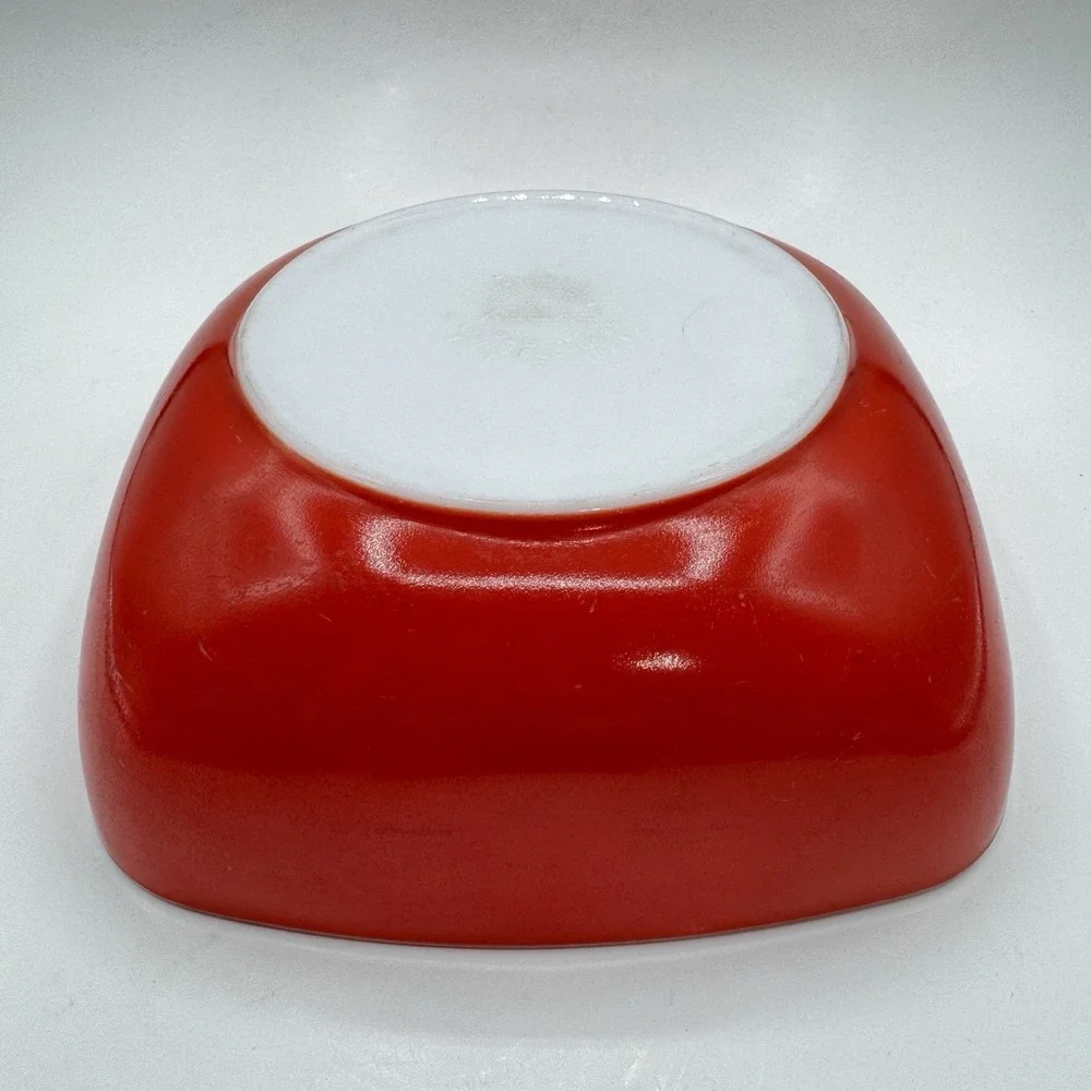 Vintage Retro Pyrex Red Milk Glass Serving Dish 525B - 0252 2.5 Qt 9.25
